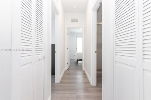 Immobilier commercial à vendre à Miami, Floride: 394.65 m2 № 1987658 - photo 12