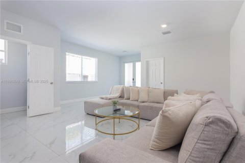 Immobilier commercial à vendre à Miami, Floride: 394.65 m2 № 1987658 - photo 24