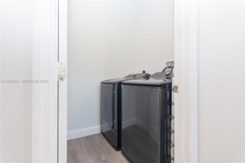 Immobilier commercial à vendre à Miami, Floride: 394.65 m2 № 1987658 - photo 13