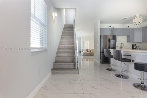 Immobilier commercial à vendre à Miami, Floride: 394.65 m2 № 1987658 - photo 1