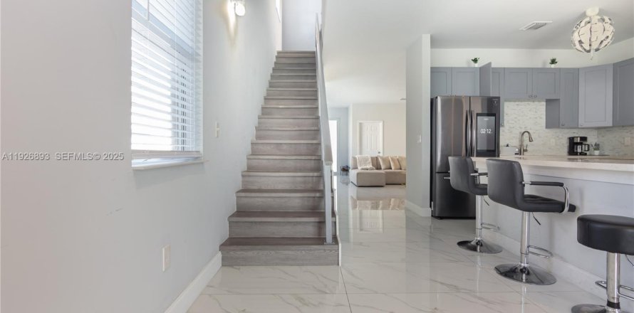 Immobilier commercial à Miami, Floride 394.65 m2 № 1987658