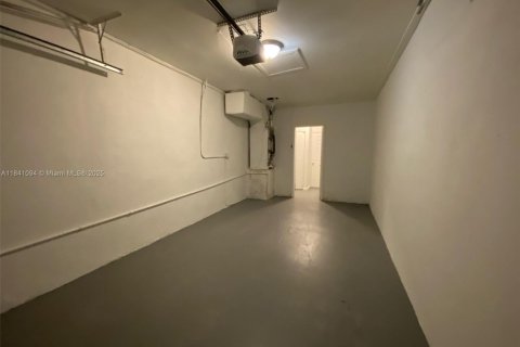 House in Hallandale Beach, Florida 2 bedrooms, 87.51 sq.m. № 1836013 - photo 17