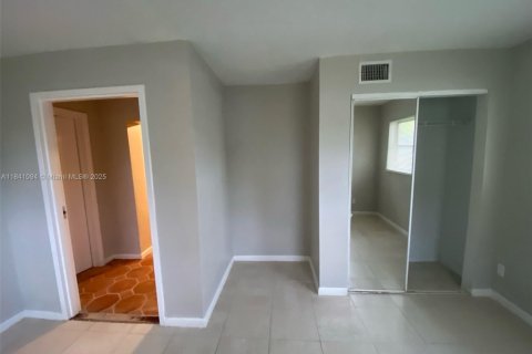 House in Hallandale Beach, Florida 2 bedrooms, 87.51 sq.m. № 1836013 - photo 20
