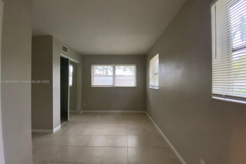 House in Hallandale Beach, Florida 2 bedrooms, 87.51 sq.m. № 1836013 - photo 12