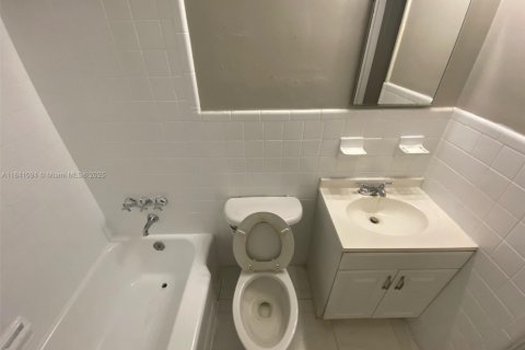 House in Hallandale Beach, Florida 2 bedrooms, 87.51 sq.m. № 1836013 - photo 10