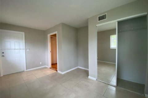 House in Hallandale Beach, Florida 2 bedrooms, 87.51 sq.m. № 1836013 - photo 5