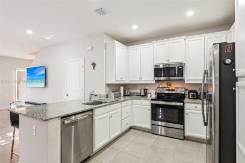 Touwnhouse à vendre à Miami, Floride: 3 chambres, 158.4 m2 № 2058008 - photo 12