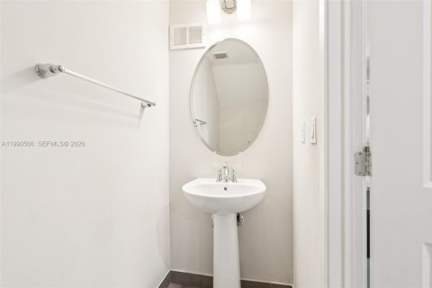 Touwnhouse à vendre à Miami, Floride: 3 chambres, 158.4 m2 № 2058008 - photo 25