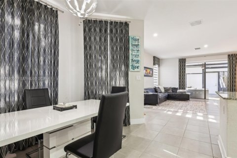 Touwnhouse à vendre à Miami, Floride: 3 chambres, 158.4 m2 № 2058008 - photo 9