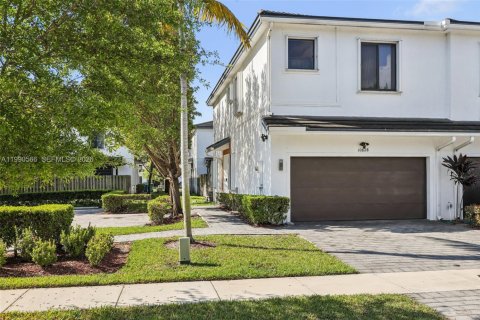 Touwnhouse à vendre à Miami, Floride: 3 chambres, 158.4 m2 № 2058008 - photo 3