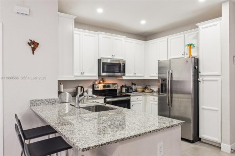 Touwnhouse à vendre à Miami, Floride: 3 chambres, 158.4 m2 № 2058008 - photo 11