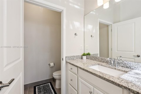 Touwnhouse à vendre à Miami, Floride: 3 chambres, 158.4 m2 № 2058008 - photo 18