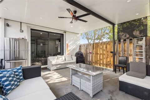 Touwnhouse à vendre à Miami, Floride: 3 chambres, 158.4 m2 № 2058008 - photo 27