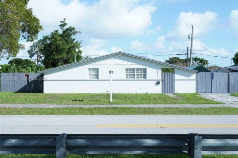 Villa ou maison à vendre à Miami, Floride: 3 chambres, 82.5 m2 № 1991494 - photo 1