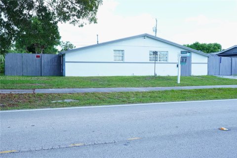 Villa ou maison à vendre à Miami, Floride: 3 chambres, 82.5 m2 № 1991494 - photo 3