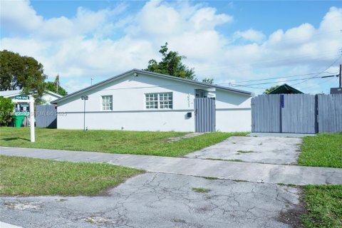 Villa ou maison à vendre à Miami, Floride: 3 chambres, 82.5 m2 № 1991494 - photo 2