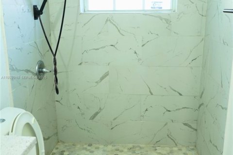 Villa ou maison à vendre à Miami, Floride: 3 chambres, 82.5 m2 № 1991494 - photo 11