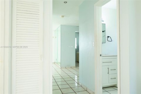Villa ou maison à vendre à Miami, Floride: 3 chambres, 82.5 m2 № 1991494 - photo 10
