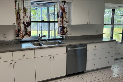 House in Port St. Lucie, Florida 2 bedrooms, 122.26 sq.m. № 1871625 - photo 4