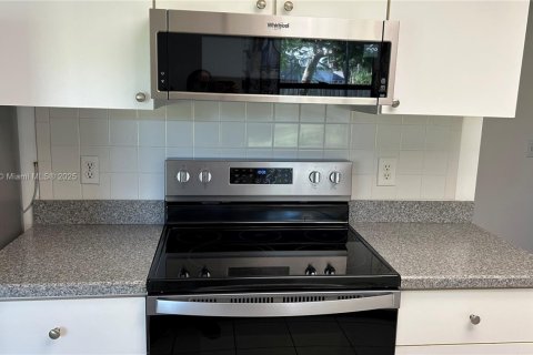 House in Port St. Lucie, Florida 2 bedrooms, 122.26 sq.m. № 1871625 - photo 6