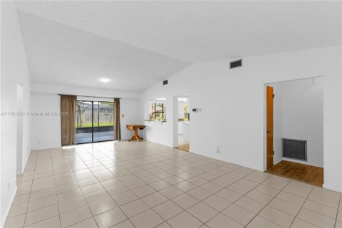 House in Port St. Lucie, Florida 2 bedrooms, 122.26 sq.m. № 1871625 - photo 9