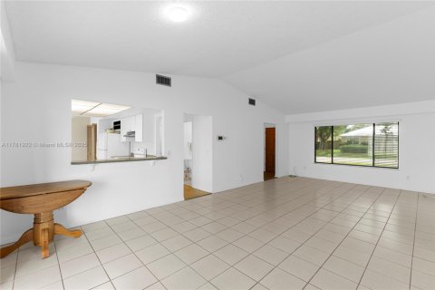House in Port St. Lucie, Florida 2 bedrooms, 122.26 sq.m. № 1871625 - photo 11