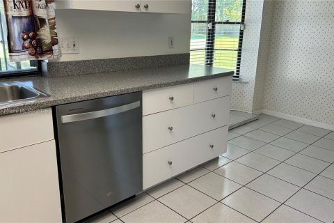 House in Port St. Lucie, Florida 2 bedrooms, 122.26 sq.m. № 1871625 - photo 7