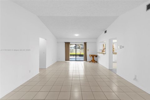 House in Port St. Lucie, Florida 2 bedrooms, 122.26 sq.m. № 1871625 - photo 10