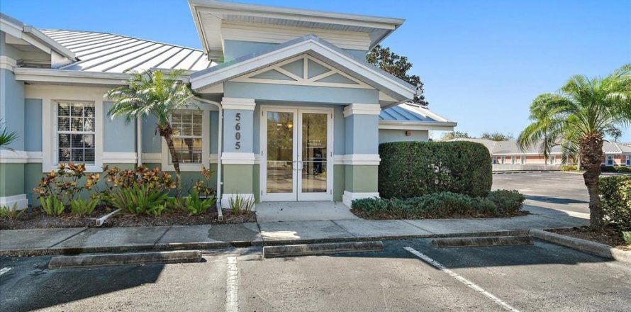 Commercial property in Sarasota, Florida 135.64 sq.m. № 2234926