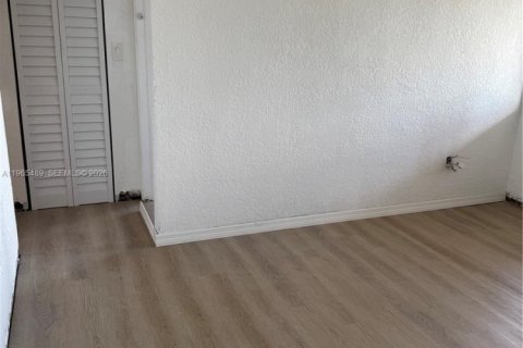 Villa ou maison à louer à Miami, Floride: 3 chambres, 218.78 m2 № 2028047 - photo 4