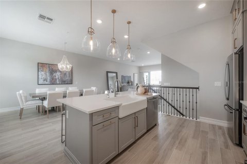 Townhouse in Tampa, Florida 4 bedrooms, 260.5 sq.m. № 1574228 - photo 8