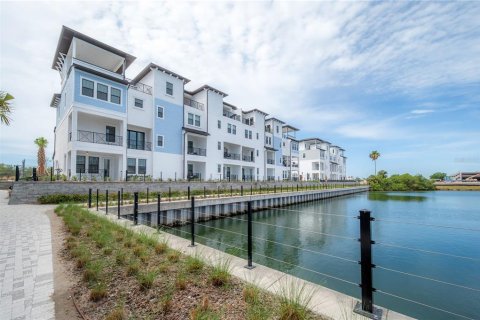 Townhouse in Tampa, Florida 4 bedrooms, 260.5 sq.m. № 1574228 - photo 1