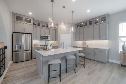 Townhouse in Tampa, Florida 4 bedrooms, 260.5 sq.m. № 1574228 - photo 6