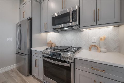 Townhouse in Tampa, Florida 4 bedrooms, 260.5 sq.m. № 1574228 - photo 7