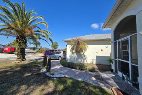 House in Lehigh Acres, Florida 3 bedrooms, 175.59 sq.m. № 2080567 - photo 6