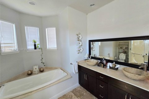House in Lehigh Acres, Florida 3 bedrooms, 175.59 sq.m. № 2080567 - photo 16