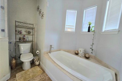 House in Lehigh Acres, Florida 3 bedrooms, 175.59 sq.m. № 2080567 - photo 17