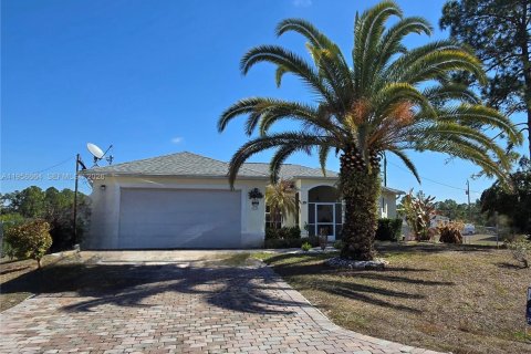 House in Lehigh Acres, Florida 3 bedrooms, 175.59 sq.m. № 2080567 - photo 3