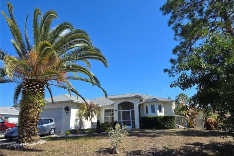 House in Lehigh Acres, Florida 3 bedrooms, 175.59 sq.m. № 2080567 - photo 5