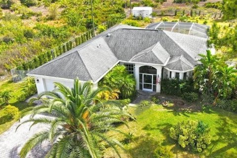 House in Lehigh Acres, Florida 3 bedrooms, 175.59 sq.m. № 2080567
