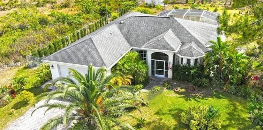 House in Lehigh Acres, Florida 3 bedrooms, 175.59 sq.m. № 2080567