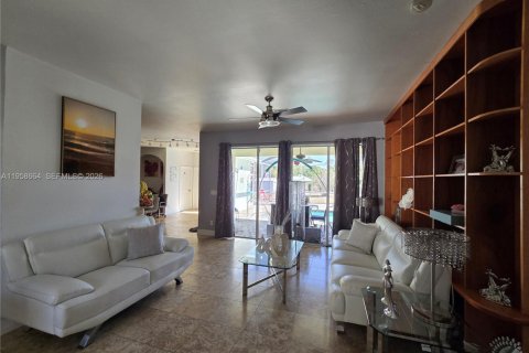 House in Lehigh Acres, Florida 3 bedrooms, 175.59 sq.m. № 2080567 - photo 12