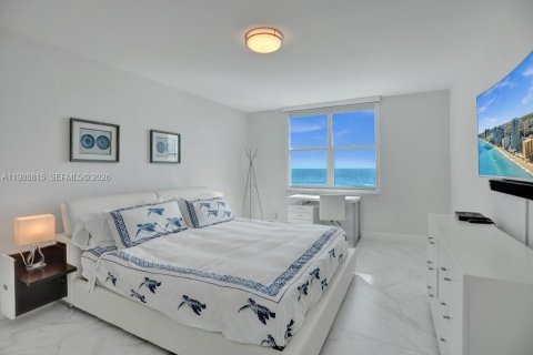 Condo in Hollywood, Florida, 2 bedrooms  № 2051071 - photo 18