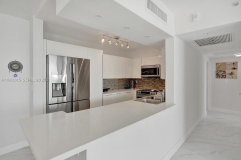 Condo in Hollywood, Florida, 2 bedrooms  № 2051071 - photo 13