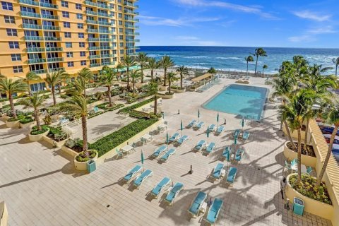 Condo in Hollywood, Florida, 2 bedrooms  № 2051071 - photo 3