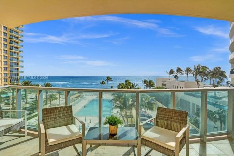 Condo in Hollywood, Florida, 2 bedrooms  № 2051071 - photo 24