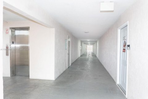 Copropriété à vendre à Hialeah, Floride: 2 chambres, 91.04 m2 № 2024603 - photo 17