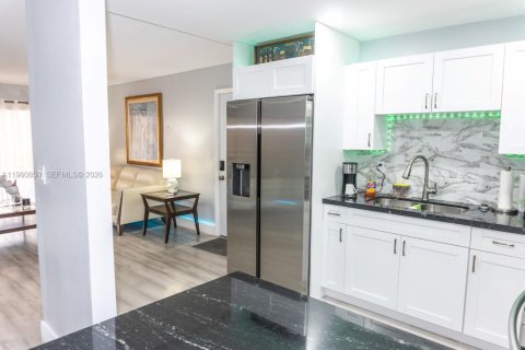 Copropriété à vendre à Hialeah, Floride: 2 chambres, 91.04 m2 № 2024603 - photo 2