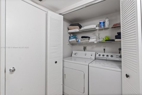 Condo in Aventura, Florida, 1 bedroom  № 1920378 - photo 19