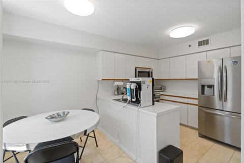 Condo in Aventura, Florida, 1 bedroom  № 1920378 - photo 11